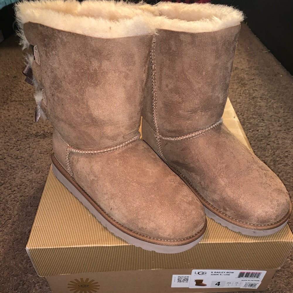 Girls Bailey Bow Uggs Size 4
